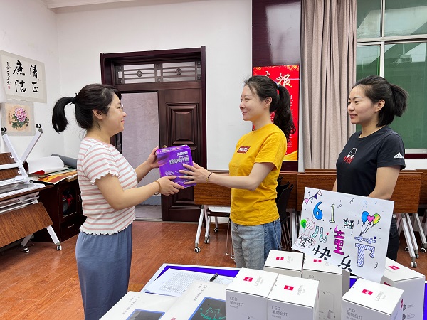 物測公司工會為職工子女送”六一“祝福-攝影 侯思雨.jpg